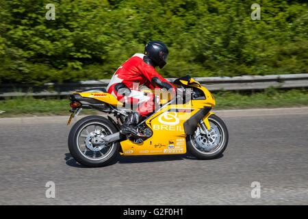 Gelbe Motorräder; Ducati-748-SP-SPORT-PRODUCTION-SPECIAL Motorrad auf Pendle PowerFest, Großbritannien Stockfoto