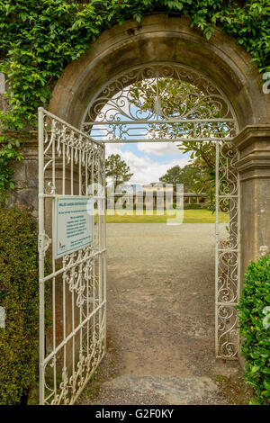 Tor der ummauerten Garten und Blick auf die Casita, Garnish Island oder Illnaculin in Bantry Bay, Glengarriff, Co. Cork, Irland Stockfoto