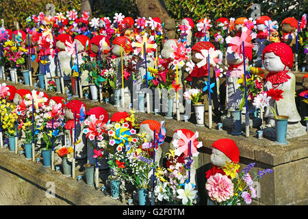 Jizo Statuen und Windrad Windmühle Spielzeug im Garten Zojoji Tempel Friedhof in Tokio, Japan Stockfoto