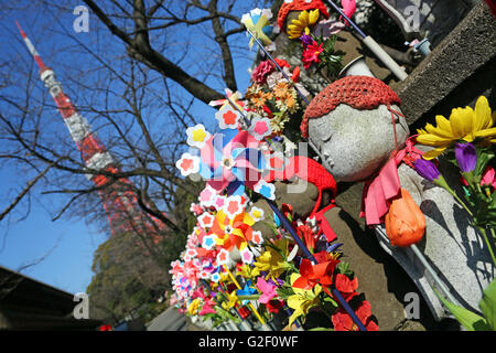 Jizo Statuen und Windrad Windmühle Spielzeug im Garten Zojoji Tempel Friedhof in Tokio, Japan Stockfoto