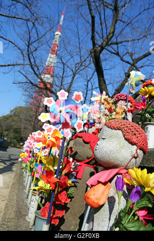 Jizo Statuen und Windrad Windmühle Spielzeug im Garten Zojoji Tempel Friedhof in Tokio, Japan Stockfoto