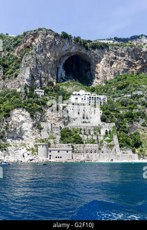 Blick auf die hellen bunten Häusern am Hang von einer Bootsfahrt rund um die Amalfi-Küste-Italien-Europa Stockfoto
