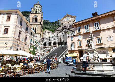 Glockenturm der Kathedrale von Amalfi und Stufen hinauf auf die Klöster von der Piazza del Duomo-Amalfi-Küste Italien Europa Stockfoto