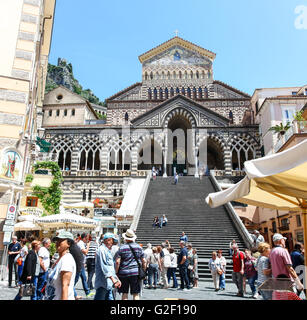 Glockenturm der Kathedrale von Amalfi und Stufen hinauf auf die Klöster von der Piazza del Duomo-Amalfi-Küste Italien Europa Stockfoto