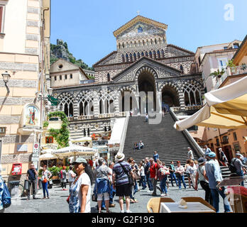 Glockenturm der Kathedrale von Amalfi und Stufen hinauf auf die Klöster von der Piazza del Duomo-Amalfi-Küste Italien Europa Stockfoto