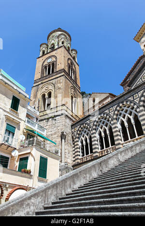 Glockenturm der Kathedrale von Amalfi und Stufen hinauf in den Kreuzgang Amalfi-Küste-Italien-Europa Stockfoto