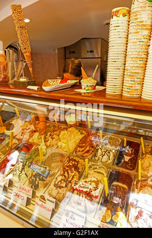Verschiedenen Geschmacksrichtungen von Eis für den Verkauf in einer Gelateria, eine italienische Shop, Eis verkauft Stockfoto