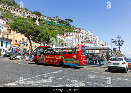 Eine offene Top Sightseeing Touristenbus warten im Zentrum von Amalfi nach Revello Amalfi Küste Italien Europa Stockfoto