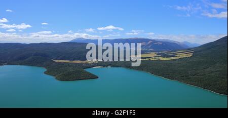 Landschaft in Neuseeland. Blick vom Mt Robert. Türkisfarbenen Lake Rotoiti. Dorf St. Arnaud und Wald. Stockfoto