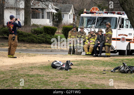 Feuerwehr posieren für ein Foto nach Außerbetriebnahme einer 2 Alarm-Feuer in Riverdale, Maryland Stockfoto