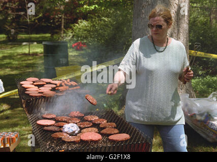 Frau Hamburger in eine Grillparty Grillen Stockfoto