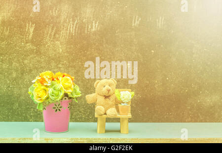 Teddybären und Blumen mit Jahrgang. Stockfoto