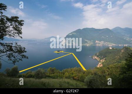 Schwimmen-Pontons liegen zwischen den Inseln für Christos Projekt "Schwimmende Anlegestellen" am Lago d ' Iseo in Italien Stockfoto