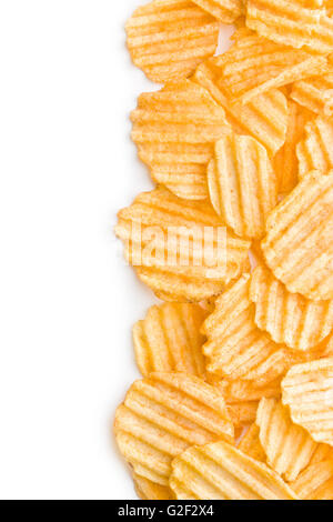 Crinkle cut Kartoffelchips isoliert auf weißem Hintergrund. Lecker würzig Kartoffelchips. Stockfoto