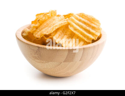 Crinkle cut Kartoffelchips isoliert auf weißem Hintergrund. Lecker würzig Kartoffelchips in Schüssel geben. Stockfoto