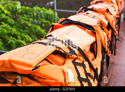 Schwimmwesten in orange Farben Stockfoto