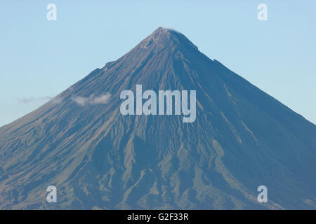 Mount Mayon gesehen von Quitinday Green Hills in der Nähe von Camalig im Abendlicht, Provinz Albay, Bicol, Philippinen Stockfoto