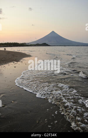 Mount Mayon und Golf von Albay, gesehen vom südlichen Ende des Legazpi Boulevard, Bicol, Philippinen Stockfoto