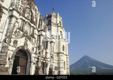 Daraga Kirche und Mount Mayon, Bicol, Philippinen Stockfoto