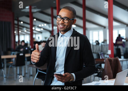 Smilling Jungunternehmer zeigen Ordnung im Büro Stockfoto