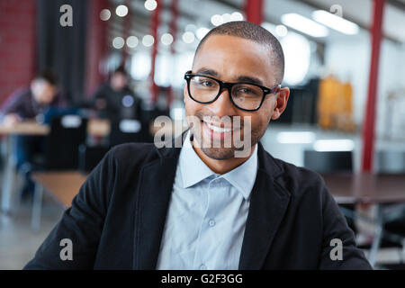 Close-up Portrait von lächelnden fröhlich Geschäftsmann Stockfoto
