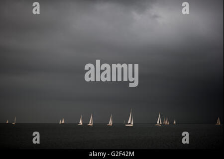 Segelboote an einem dunklen und stürmischen Tag am Meer in Volendam, IJsselmeer in Holland Stockfoto