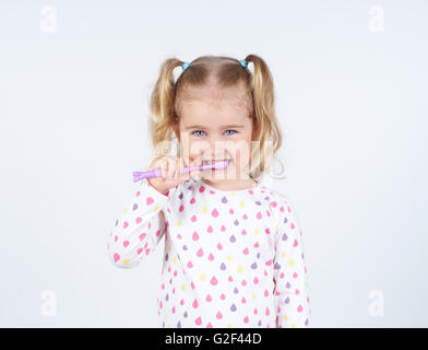 Kleine Mädchen ihre Zähne zu putzen. Mädchen mit einer Zahnbürste. Mundhygiene. Stockfoto