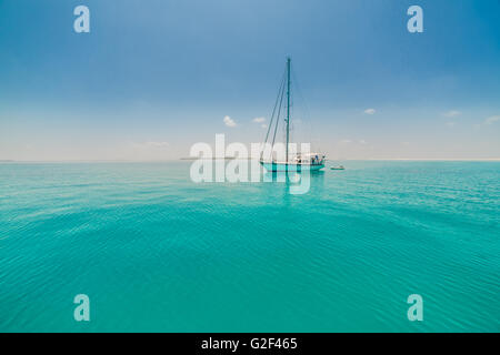 Boot in Segelregatta. Luxus-Yachten. Segelboote auf dem Wasser Stockfoto