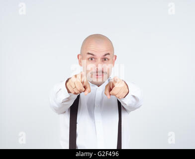 Hochmütig glatzköpfiger Mann mit einem Schnurrbart. Es zeigt mit dem Finger an der Kamera. Stockfoto