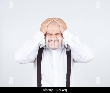 Mann, der seinen Kopf Schmerz hält. Geschlossenen Augen Schmerzen. Kopfschmerzen. Migräne. Stockfoto