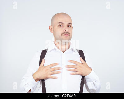 Glatzkopf zuckenden Schultern kenne ich nicht Geste isoliert.  Menschliche Körpersprache. Stockfoto