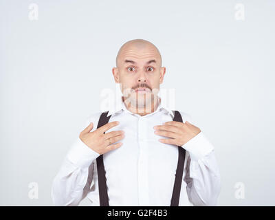 Glatzkopf zuckenden Schultern kenne ich nicht Geste isoliert.  Menschliche Körpersprache. Stockfoto