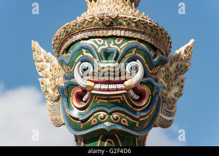 Nahaufnahme der Statue des riesigen Yaksha Dämon Bewachung Tore des Grand Palace, Bangkok, Thailand Stockfoto