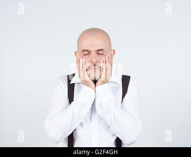 Müde, frustriert Mann, hält seine Hände auf seinem Gesicht. Negative Emotionen. Stockfoto