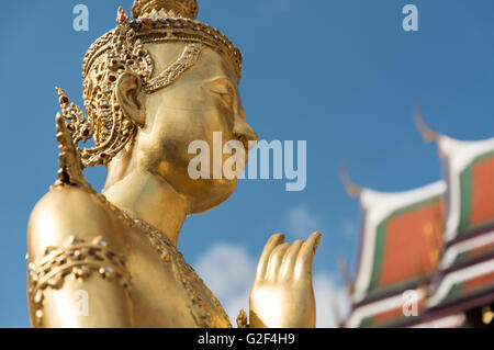 Goldene Statue des mythischen Gottheit Kinnorn (Kinnara) vor Royal Pantheon am Grand Palace und Wat Phra Kaeo Tempel, Bangkok, Tha Stockfoto