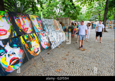 RIO DE JANEIRO - 28. Februar 2016: Shopper Blick auf Kunst angezeigt auf dem Ipanema Hippie fairen Markt im allgemeinen Osorio Plaza. Stockfoto