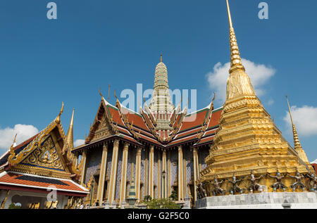 Goldene Chedi und königliches Pantheon im Wat Phra Kaeo (Tempel des Smaragd-Buddha), großer Palast, Bangkok, Thailand Stockfoto