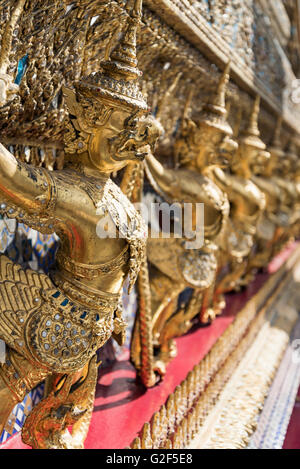 Goldene Naga Statuen schmücken das Ubosot (Ordinationshalle) des Grand Palace und Wat Phra Kaeo (Tempel des Smaragd-Buddha), Bangkok, Stockfoto