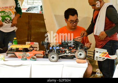 Menschen reparieren Rc Jeep in automotive Event Tumplek Blek 2016, Jakarta, Indonesien Stockfoto