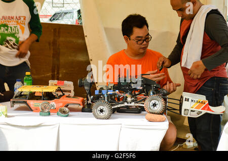 Menschen reparieren Rc Jeep in automotive Event Tumplek Blek 2016, Jakarta, Indonesien Stockfoto