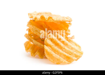 Crinkle cut Kartoffelchips isoliert auf weißem Hintergrund. Haufen von leckeren Kartoffel-Chips. Stockfoto