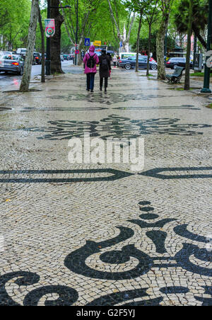 Lissabon Portugal im Regen in Avenida da Liberdade Stockfoto