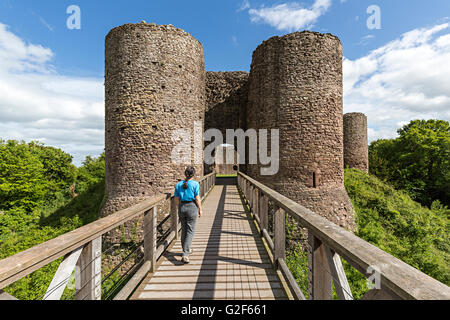 Person auf der Brücke über den Burggraben, innere Torhaus, White Castle, LLantilio Crossenny, Monmouthshire, Wales, UK Stockfoto