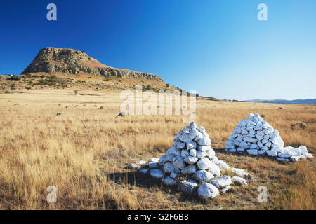 White stone Cairns (Gedenkstätte) am Isandlwana, Thukela, KwaZulu-Natal, Südafrika Stockfoto