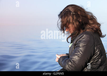 Kaukasische Mädchen steht auf dem Fuß Deck des Kreuzfahrtschiffes, close-up Profilbildnis Stockfoto