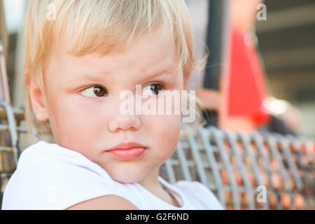 Outdoor Closeup Portrait unzufrieden niedliche kaukasischen blonde Babymädchen Stockfoto