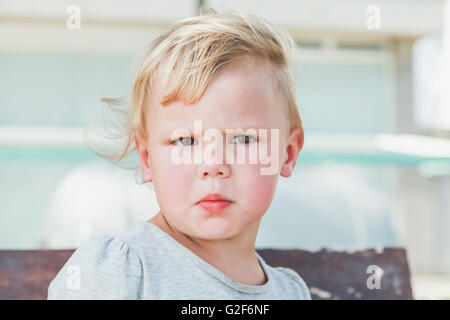 Outdoor Closeup Portrait von verwirrt süße kaukasische blonde Babymädchen Stockfoto
