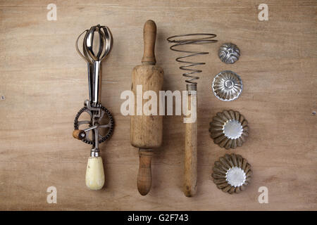 Alte Vintage Holz Nudelholz mit Handkurbel Mixer und Schneebesen Stockfoto