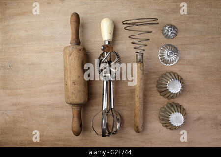 Alte Vintage Holz Nudelholz mit Handkurbel Mixer und Schneebesen Stockfoto