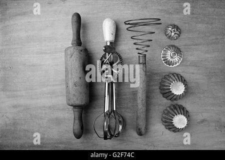 Alte Vintage Holz Nudelholz mit Handkurbel Mixer und Schneebesen Stockfoto